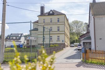 Crottendorf legt favorisierten Standort für neue Grundschule fest - Ein möglicher Grundschul-Neubau – hier das jetzige Gebäude – beschäftigt Crottendorfs Verwaltung und Rat schon seit Jahren. Nun steht ein favorisiertes Grundstück dafür fest.