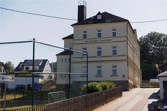 Crottendorf legt Pläne für Grundschul-Neubau vorerst auf Eis - Crottendorf sieht zurzeit keine Möglichkeit, langfristig einen Grundschul-Neubau zu finanzieren. Das Foto zeigt die jetzige Grundschule im Ort.