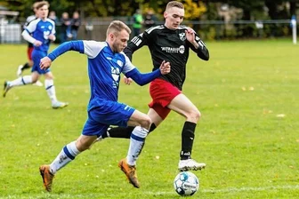 Crottendorfer erobern Tabellenspitze - Olbernhaus Paul Müller (l.) - hier im Laufduell mit Gornaus Max Krumbiegel - war mit seinem Doppelpack Matchwinner beim 3:0-Sieg.