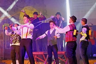 Crottendorfer Männerballett entführt Goldene Elster ins Erzgebirge - Die Männer von der Faschingsgesellschaft Crottendorf tanzten wie aufgezogene Puppen. Im Jubel-Finale schnappten sich die Sieger des Spektakels die Goldene Elster. Foto: Thomas Voigt