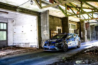 Crottendorfer Rallye-Duo fährt in Niedersachsen zweiten Saisonsieg ein - Nicht nur durch Wälder und über Straßen ging es bei der Rallye Sulingen. Auch durch eine alte Fabrikhalle bretterten die Fahrer.