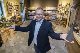Crottendorfer Unternehmen investiert rund 800.000 Euro in neues Räucherkerzenland - Der heutige Geschäftsführer Mirko Paul im neuen Crottendorfer Räucherkerzenland.