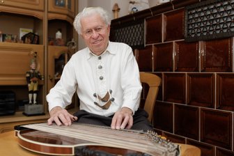 Joachim Süß in seiner Crottendorfer Wohnstube.