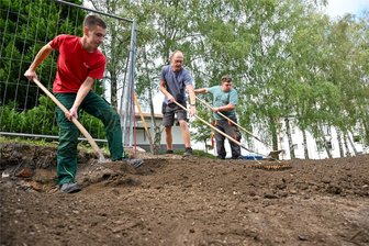 Crowdfunding-Kampagne in Limbach-Oberfrohna: Wofür braucht das Kinder- und Jugendheim 70.000 Euro? - Denis Müller, Sebastian Müller und Florian Knoll (von links) bei der Neugestaltung der Außenanlagen am Kinder- und Jugendheim in Limbach-Oberfrohna. Über eine Crowdfunding-Kampagne ist das Heim auf der Suche nach Unterstützern.