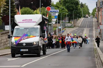 CSD-Demo im Erzgebirge gegen Ausgrenzung und Diskriminierung - Zum Christopher Street Day (CSD) in Stollberg gab es einen Demonstrationszug durch die Stadt.
