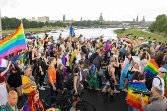 CSD Dresden trotzt Regen und Streit um Versammlungsstatus - CSD Dresden trotzt Regen und Streit um Versammlungsstatus.