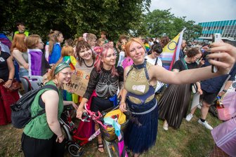 CSD im Vogtland: Fast 600 Menschen gehen für die Rechte von Queeren auf die Straße - Gemeinsam sichtbar sein: Queere feierten in Plauen am Samstag den Christopher Street Day.