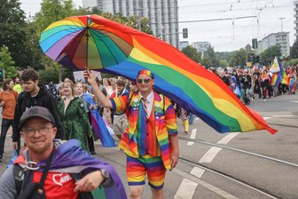 CSD in Chemnitz: Streit um den Regenbogen - Olaf Wunderbar, wie er sich nennt, wohnt in der Nähe von Rostock und ist als Queer-Aktivist deutschlandweit auf CSDs unterwegs. Jetzt war er zum ersten Mal in Chemnitz.
