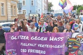 CSD in Freiberg: Bunte Parade trifft auf rechte Gegenproteste - Der Christopher Street Day, zu dem das neu gegründete Bündnis „Buntes Freiberg“ aufgerufen hatte, kurz nach dem Start am Bahnhof.