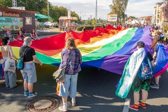 CSD-Status auf der Kippe? Was der Streit in Dresden für Mittelsachsen bedeutet - Bunte Fahnen und klare Botschaften: Beim CSD Döbeln im September 2025 demonstrierten rund 720 Menschen für queere Rechte.