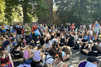 CSD und Gegenprotest in Freiberg: Hier könnte sich der Verkehr in der Innenstadt stauen - Beim ersten Christopher Street Day in Freiberg im Vorjahr fand an der Stadtmauer eine Kundgebung statt.