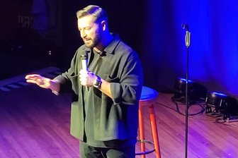 Cüneyt Akan in Zwickau: Der Comedian gibt den „Drama-King“ - Cüneyt Akan erwies sich im Alten Gasometer als charmanter Türkenversteher.