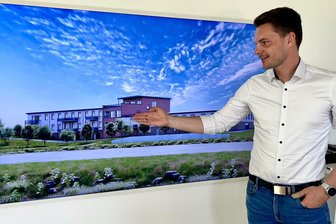 Cunersdorf auf Wachstumskurs: Warum der Kirchberger Ortsteil bald viele neue Einwohner hat - Daniel Hendel zeigt am Bildschirm, wie die Wohnanlage nach dem Umbau der Fabrik aussehen soll.
