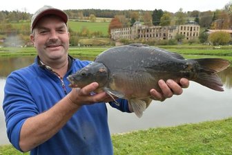 Cunersdorfer fischen Karpfenteiche ab - Sven Rockstroh präsentiert einen prächtigen Speisekarpfen, der ihm beim Abfischen ins Netz gegangen ist.