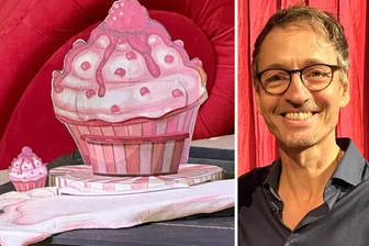Cupcakes gegen den Schlechtwetter-Blues: Hänsel und Gretel am Mittelsächsischen Theater versüßen die Adventszeit - Peter Sommerer und sein Cupcake-Bühnenbild-Modell.