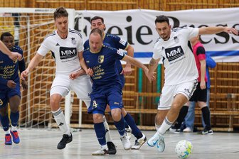 Cupverteidiger SC Syrau quält sich eine Runde weiter - SC Syrau gegen Post SV Plauen 3:1 hieß es am Montag im ersten Spiel der Vorrundengruppe D. André Leihkauf (Post, Mitte) bekommt es hier mit den Syrauern Yannic Freund (links) und Dustin Wittig zu tun.