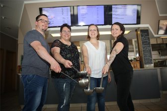 Currywurst, Schnitzel, Nudeln: „Sachsengrill“ in Reinsdorf nach Durststrecke wieder geöffnet - Das Team vom „Sachsengrill“ (von links): Daniel Scheibner, Nicole Müller, Kristin Scheibner und Kathleen Steiniger. Auf der Karte stehen vor allem herzhafte Gerichte – mit und ohne Fleisch.