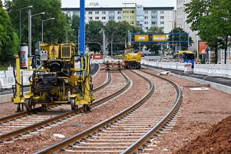 CVAG: Gleisarbeiten auf Zwickauer Straße in Chemnitz dauern länger - Neue Gleise liegen schon an vielen Stellen in der Mitte der Zwickauer Straße.