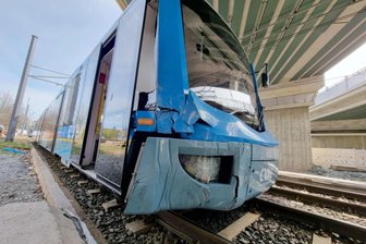 CVAG im Pech: Zwei Unfälle mit Straßenbahnen in Chemnitz innerhalb von 24 Stunden - Obwohl die Chemnitzer Straßenbahnen meist gar nicht auf der Straße fahren, sondern auf separaten Gleisen neben der Fahrbahn, kommt es immer wieder zu Unfällen.