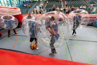 CVJM Annaberg lädt zum Fußballfest auf Kurt-Löser-Sportplatz ein - Unter anderem Bubble-Fußball - wie hier in der Silberlandhalle - steht auf dem Programm.