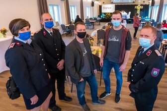 CVJM-Begegnungszentrum in Niederlauterstein eingeweiht - Jonas Völckel (Zweiter von rechnts) und Stefan Macher (Mitte) führten Besucher durchs neue Begegnungszentrum.