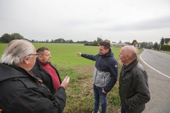 CWE plant Logistik-Zentrale für Chemnitzer Unternehmen - Der Wittgensdorfer Ortschaftsrat sieht Pläne für ein Gewerbegebiet kritisch. Das Foto vom Oktober zeigt die Räte Rainer Pilz, Kai Tietze, Jens Schubert und Bernd Welzel (von links) am Ort der Planungen.