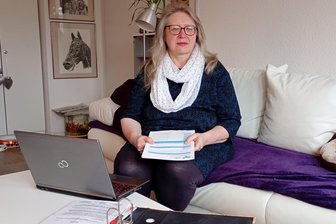 CWG-Insolvenz in Crimmitschau reißt alte Wunden auf: „Meine Warnungen wurden im Rathaus ignoriert“ - Katrin Freyer stemmte sich damals als Mieterin gegen den Verkauf der kommunalen Wohnungsgesellschaft – ihre Warnungen blieben aber ungehört. Ihre Unterlagen zur CWG füllen einen Ordner.