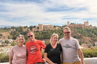 Cyberangriff am BER: Ehepaar aus Brand-Erbisdorf reist nach Málaga – doch die Koffer bleiben zurück - Sandra (2.v.r.) und Mark Scheiter (r.) aus Brand-Erbisdorf hatten in Andalusien zunächst keine Koffer – genau wie Steffi und Mario Zänker. Hier die vier Urlauber in Granada – im Hintergrund die Alhambra.