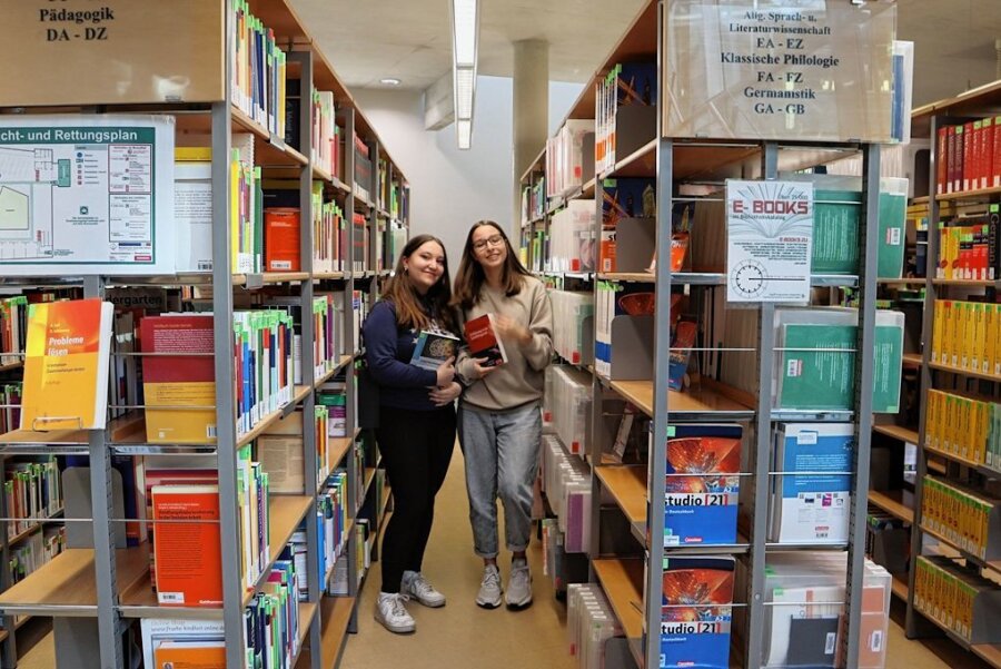 Cyberangriff legt Hochschule Zwickau lahm: Weitere Unis sind betroffen - Xenia Bauch (links) und Fiona Zehm können in der WHZ-Bibliothek nichts ausleihen, deswegen müssen sie vor Ort recherchieren. 