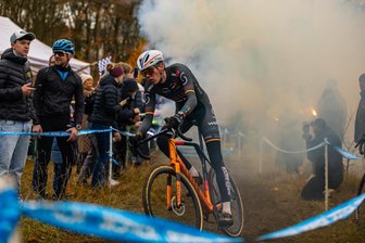 Cyclo-Cross-Bundesliga: Dieser Radsportler aus dem Erzgebirge dominiert die Junioren-Konkurrenz - Trotz der tollen Stimmung am Streckenrand nahm das Rennen in Erfurt für Toni Albrecht ein schmerzliches Ende.