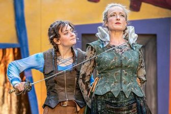 Rivalinnen: D'Artagnan (Lisanne Hirzel, links) und Lady de Winter (Ulrike Euen) im Sommertheater-Stück "Die drei Musketiere".