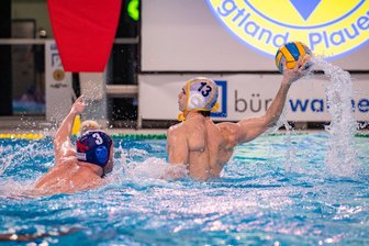Déjà-vu für die Wasserballer des SVV Plauen: Gegen Düsseldorf geht es wieder knapp zu - Für Maximilian Kaminke (am Ball) und den SVV Plauen reichte es auch im Rückspiel gegen Düsseldorf nicht zu Punkten gereicht.