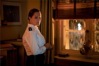 Désirée Nosbusch: Erst mal alles infrage stellen - Désirée Nosbusch als Kriminalhauptkommissarin Laubach in dem Justiz-Drama "Ferdinand von Schirach - Glauben". Auf dem renommierten "Canneseries Festival" an der Côte d'Azur war die Produktion der Moovie mit RTL+ mit gleich zwei Preisen erfolgreich. So wurde die Serie nach den Original-Drehbüchern des Bestsellerautors Ferdinand von Schirach in der Kategorie "Bestes Drehbuch" und für die besondere Innovation und Gesamtleistung der Produktion mit dem "Dior Grand Prize" ausgezeichnet. Ab 1. Dezember ist die Serie auch bei Vox zu sehen, zuvor als Streamingangebot bei RTL+. 