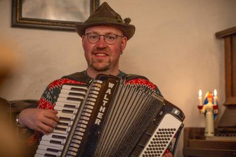 „Da bekomm’ ich jedes Mal die Krise": Wie wichtig sind Weihnachtstraditionen? - Musik gehört für mich genau so zum Advent wie Engel und Bergmann oder Räucherkerzchen.