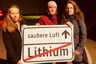 „Da entsteht ein komplett neuer Berg im Erzgebirge“: Das Bergbau-Projekt und das schwierige Ringen um Zustimmung - „Das verstehe ich nicht:“ Vor einer Veranstaltung am Donnerstagabend bringen Frauen ihren Protest gegen den geplanten Lithium-Abbau im Osterzgebirge zum Ausdruck.