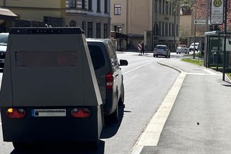 Da fährt er hin: Ordnungsamt zieht mobilen Blitzer in Freiberg ab - 