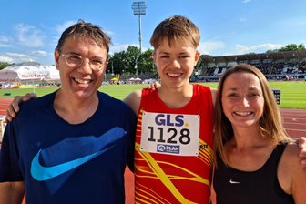 Da freuen sich auch die Eltern: Diego Molnar vom SV Vorwärts Zwickau wird deutscher Vizemeister - Strahlten am Samstag in Ulm mit der Sonne um die Wette: Diego Molnar (Mitte) und seine Eltern.