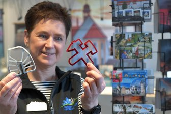 Da freut sich der Osterhase: Geschenkideen mit Freiberg-Flair für kleinen und großen Geldbeutel - In der Touristinformation sind Freiberg-Souvenirs erhältlich. Mitarbeiterin Kerstin Grießbach zeigt Ausstechformen für Plätzchen.