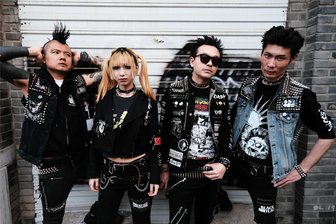 Da geht der Punk ab: Internationales Störfaktor-Festival in Zwickau lockt mit Bands von China bis Chile - Die Texte vom Gum Bleed setzen sich kritisch mit der neuen Realität einer Post-Covid-Welt auseinander, behandeln Themen wie soziale Gleichgültigkeit und die Herausforderungen, die aus einem Überfluss an digitalen Inhalten entstehen.