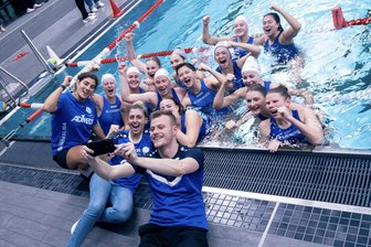 Da geht sogar die Trainerin zu Boden: Chemnitzer Wasserballerinnen holen ersten Saisonsieg in der Bundesliga - Siegerselfie am Beckenrand: Die Wasserballerinnen des SC Chemnitz, festgehalten von Co-Trainer Paul Teichler. Auch Trainerin Anastasia Karakeva-Krajovic (links neben ihm) legte sich mit hin.