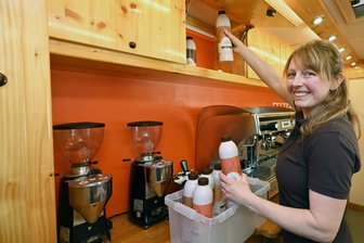 Da hat schon Ute Freudenberg Kaffee getrunken: Das Lichtenwalder Kaffeeflitzer-Mobil startet in die Saison - Anlaufpunkt für viele Ausflügler am Braunsdorfer Wehr: Antje Seypt bestückt ihren Kaffeeflitzer.