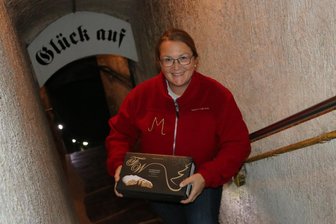 Da ist Kondition gefragt: Wer holt am schnellsten den Weihnachtsstollen aus der Syrauer Drachenhöhle? - Höhlenchefin Manuela Schindler beim Probelauf mit Stollen.