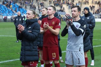 "Da ist man um Contenance bemüht": Die Reaktionen zur Niederlage des FC Erzgebirge Aue - Die Spieler des FC Erzgebirge Aue um Kapitän Martin Männel (re.) nach dem Spiel bei Waldhof Mannheim.
