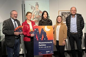 „Da ist Musik drin“: Was die Besucher zur Zwickauer Museumsnacht 2023 erwartet - Bei der Vorstellung des Programms in den Priesterhäusern (v. l.): Michael Löffler, Alexandra Hortenbach, Lisa Schreiber, Sophie Beetz (ZEV), Jörg Krauß (KMS).