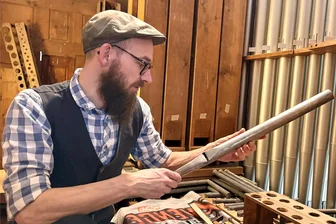Da ist selbst der Meister gespannt: Orgel soll nach halbem Jahrhundert wieder erklingen - Josef Poldrack musste zahlreiche fehlende Pfeifen nachbauen – handwerklich kein Problem für ihn. „Was mich aber klanglich erwartet, weiß ich tatsächlich noch nicht. Da bin ich sehr gespannt“, so der 39-Jährige.