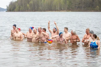 Da kann das Wetter im Vogtland sein, wie es will: In Altensalz wird seit 99 Jahren angebadet - Die Plauener Wasserfreunde beim Anbaden 2025 in Altensalz.