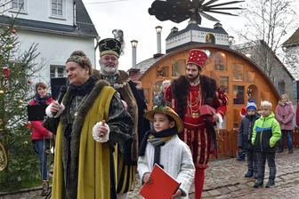 Da können selbst Hoheiten und Ruprecht nicht widerstehen: Der Schwibbogen-Kalender Augustusburg hat Geburtstag - Weihnachten 2022: Zum Türchenöffnen am 24. Dezember folgte das Kurfürstenpaar Anna (alias Birgit Lehmann) und August (Jörg Einert) der Einladung.