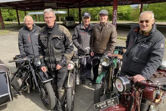 „Da krieg ich schon am Telefon Lust aufs Vogtland“: Oldtimer-Premiere inspiriert im Westen - Leute, hier steppt bald der Bär. Mitglieder des Reichenbacher Oldtimer-Clubs fiebern dem mit Abstand größten Ereignis in der Geschichte des Vereins entgegen.