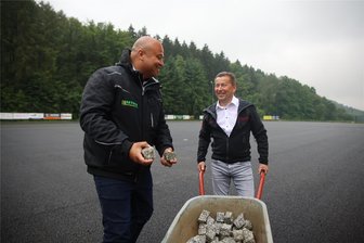Da lacht der Präsident: Niclaser Kunstrasen rückt näher - Daniel Fronek-Barthel (links), Bauleiter des Sportanlagenbauers Artifex-Barthel, und SV-Niclas-Präsident Rene Olsson, haben Spaß an der Arbeit.