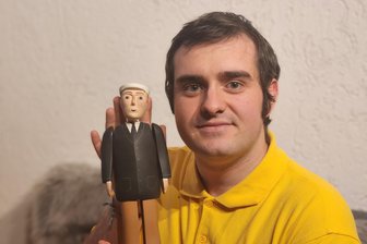 Da leuchten nicht nur Kinderaugen: Kult-Kinderserie um Lokomotive Thomas macht Station im Vogtland - Lukas Wolf und der Mann in Schwarz. Die Figur ist eine echte Kulisse aus der Kinderserie „Thomas, die kleine Lokomotive und seine Freunde“.